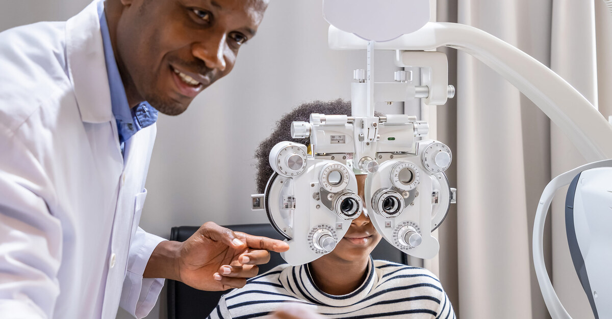 Eye examination with ophthalmologist
